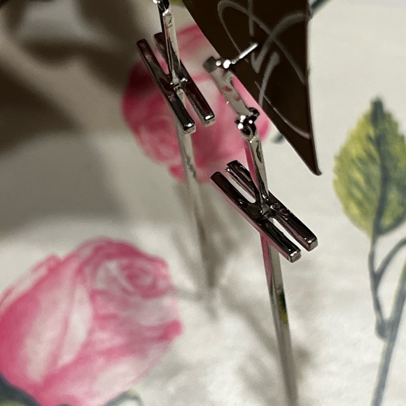 New La Volpe 3.5” Silver Tone Dangling Cross Shape Earrings - Picture 15 of 16